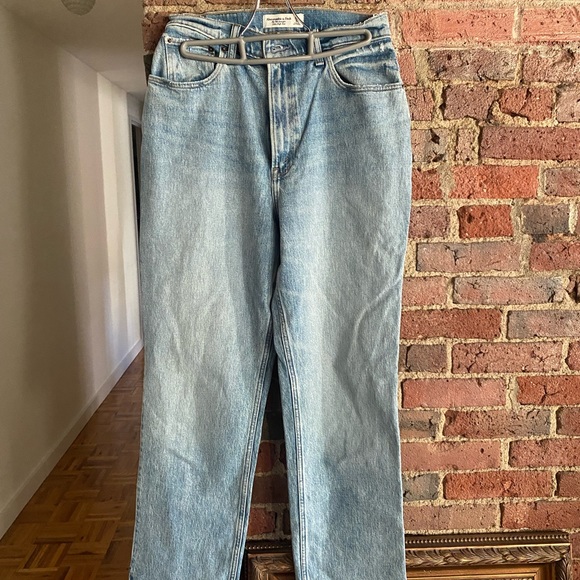 NWOT Abercrombie Curve Love Ultra High Rise 90s Straight Jeans - Picture 5 of 7